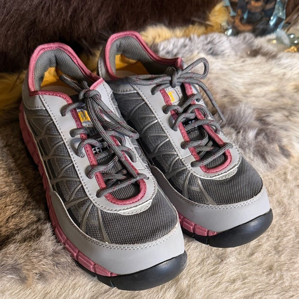 Stylish Gray and Pink Women's Sneakers 8.5 (4200A)
NWOT